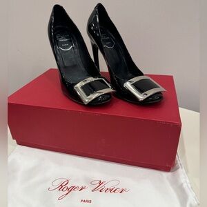 Iconic black patent Roger Vivier trumpette pump